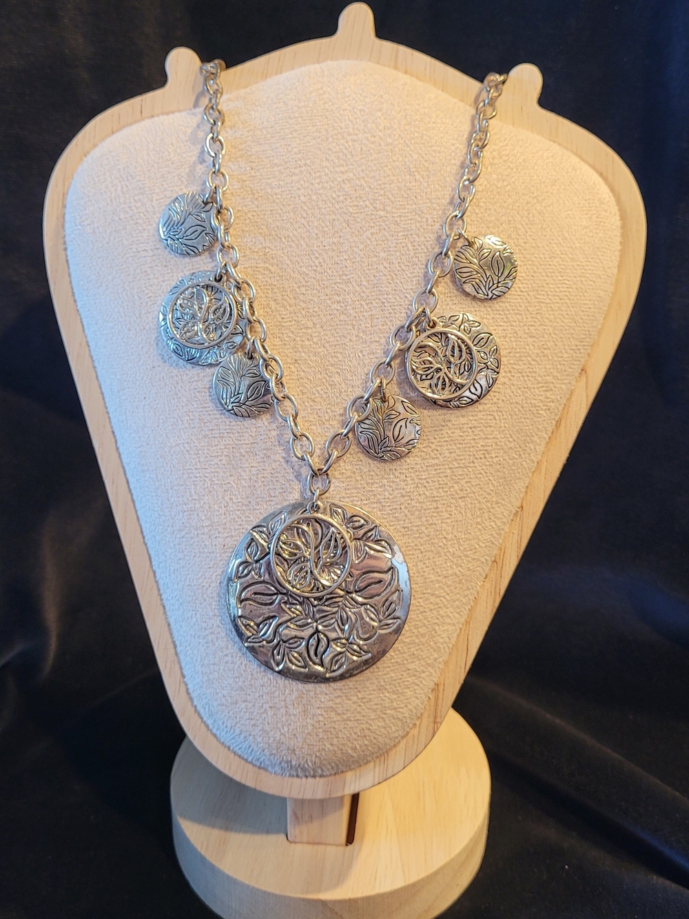 Vintage Avon Silver-Tone Leaf Medallion Necklace - Women Jewelry